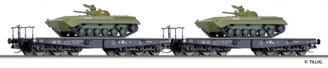 Set of 2 Heavy duty Flat cars loaded with BMP1 armored vehicles<br /><a href='images/pictures/Tillig/01629_HM.jpg' target='_blank'>Full size image</a>